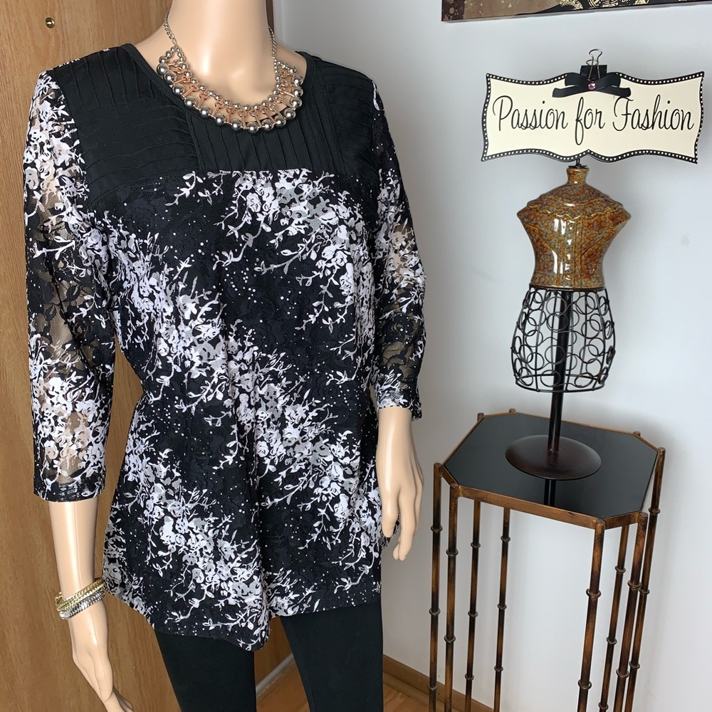 ⭐️Infeel Black & White Floral Print Top (XL)⭐️